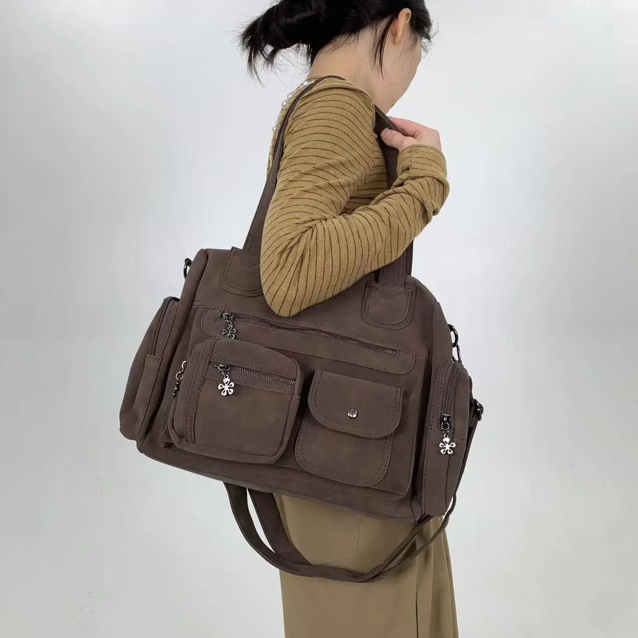 

Y2K уличная матовая замшевая сумка-тоут большой вместимости, несколько карманов, персонализированная сумка через плечо