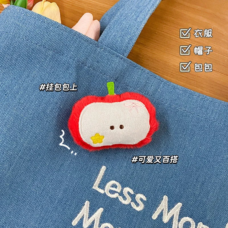 เข็มกลัดตุ๊กตาแอปเปิ้ล 160 ชิ้น ขายส่ง อุปกรณ์ตกแต่งเสื้อผ้า ของตกแต่งน่ารักขนาดเล็ก การ์ตูนติดกระเป๋าเป้ ของขวัญ