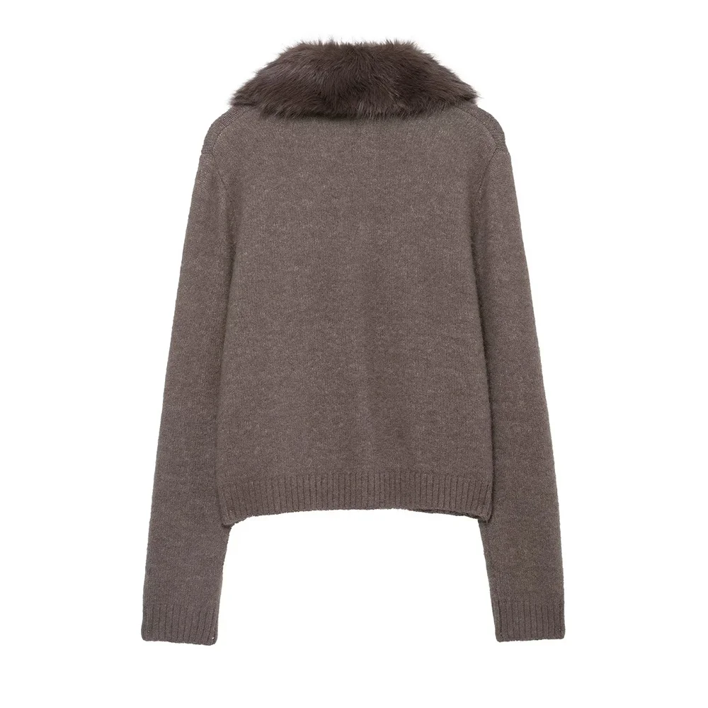 Nowa kolekcja jesień-zima: damski płaszcz z dzianiny z prążkowanym wykończeniem, długim rękawem i kołnierzem z efektem sztucznego futra.