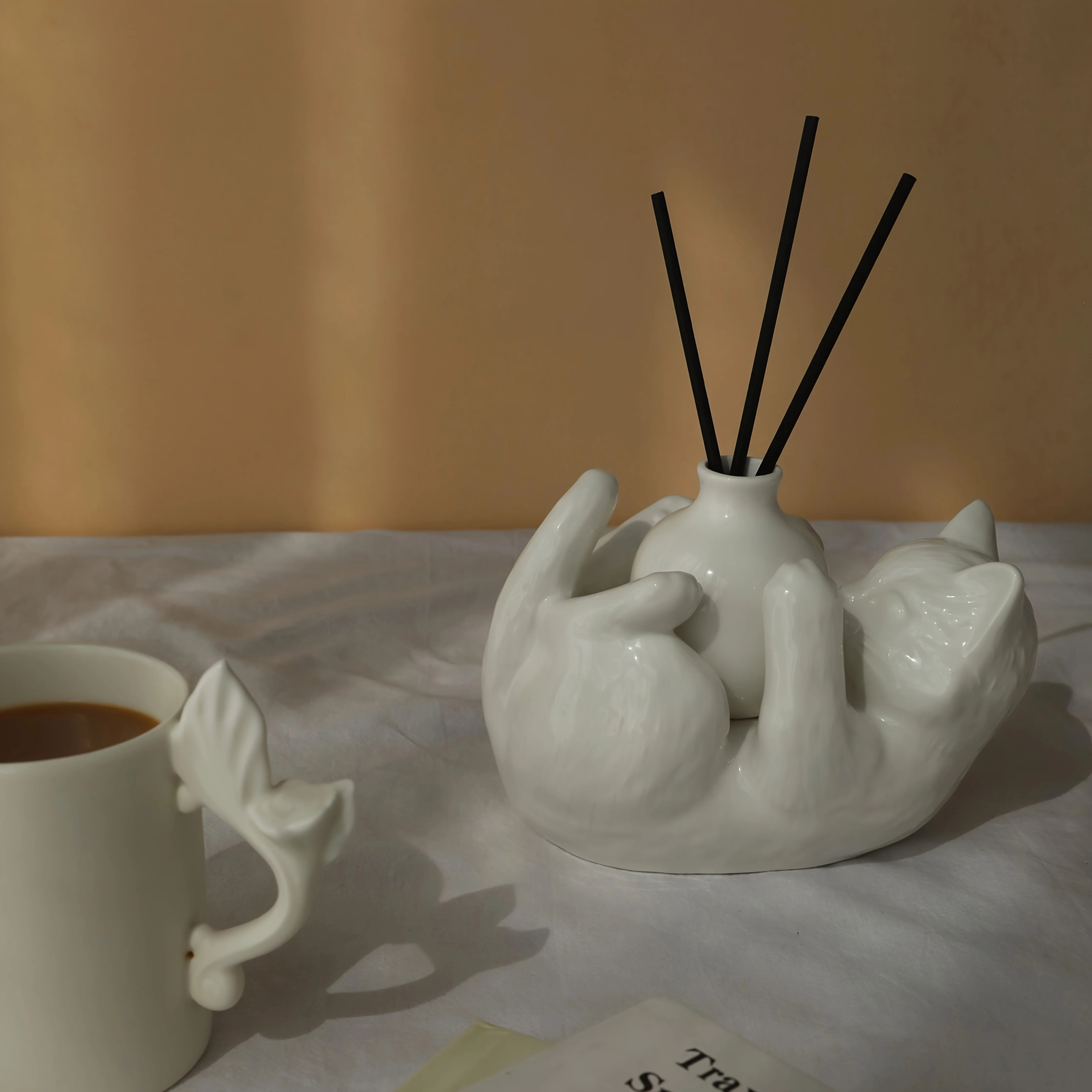Cat Shaped Ceramic Vase Crackle Glaze Aromatherapy Bottle for Home Decor Handmade Pottery Hydroponic Vase Artistic Table Gifts