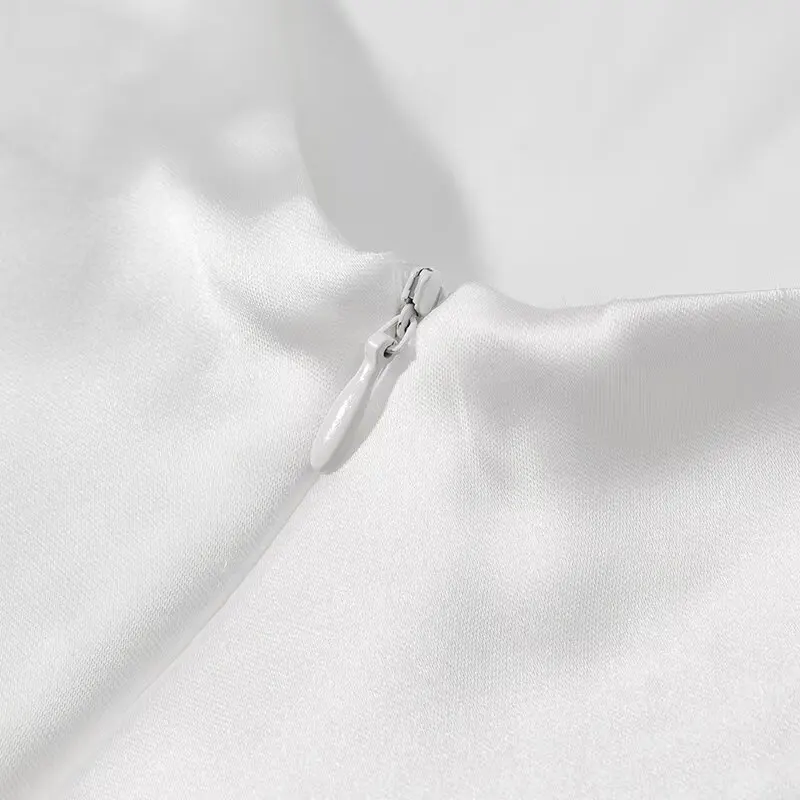 ชุดเดรสยาวทรงเข้ารูปสีขาวจีบระบายสไตล์ชิคสำหรับผู้หญิง แบรนด์ KONDALA เหมาะสำหรับใส่ไปเที่ยวทะเล โชว์หลังเปลือย สายเดี่ยว แฟชั่นฤดูร้อนปี 2025 ดีไซน์หรูหรา