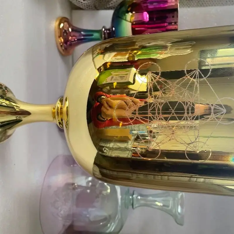 

3-я октава. Примечание чакры третьих глаз или А. # или B Note кристалл пения цвета золотистого цвета с гравировкой куба метатрона 432 Гц