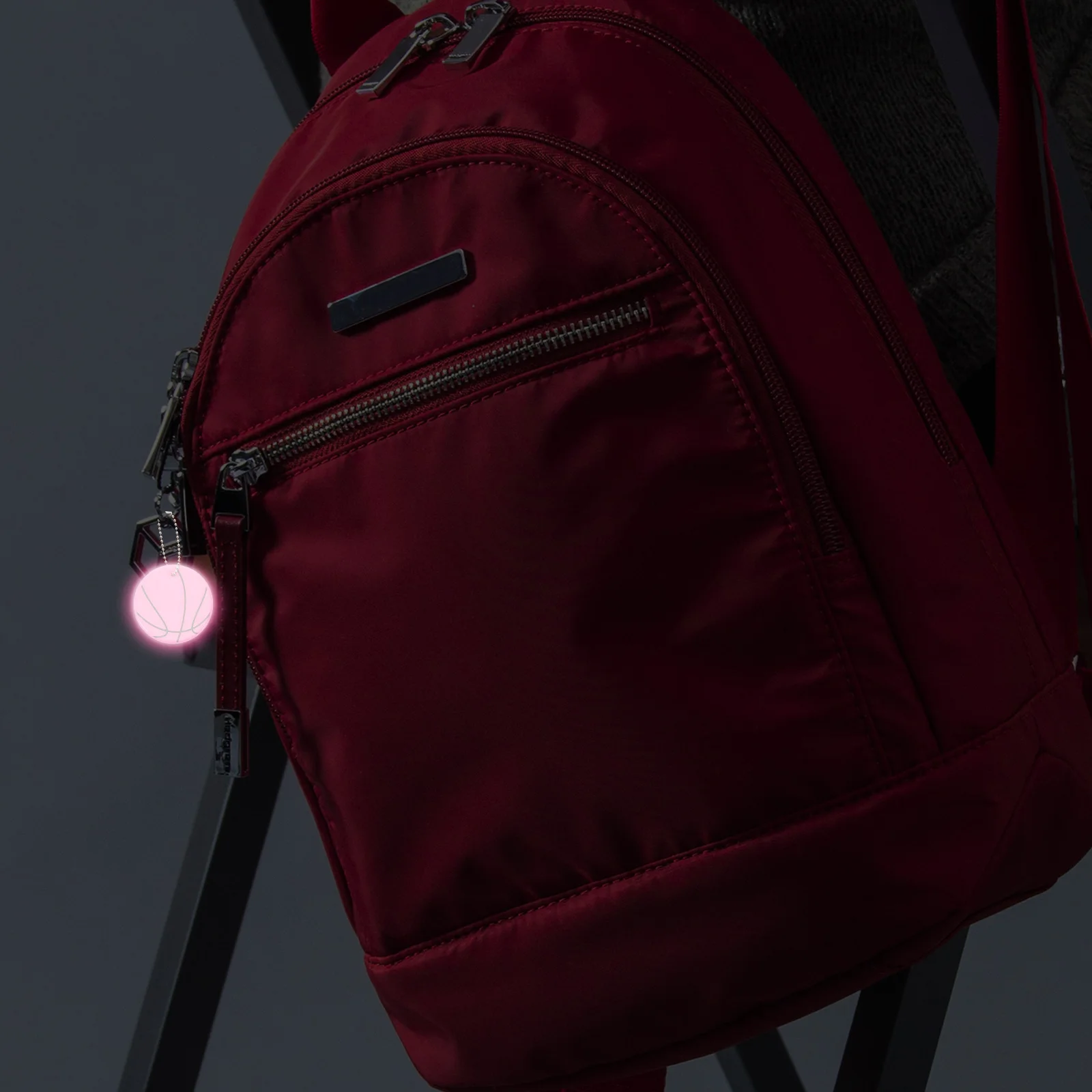 

8pcs Keychains 6cm Glow Dark Portable Backpack Reflectors Safety PVC Backpack Keychain Reflector Warning