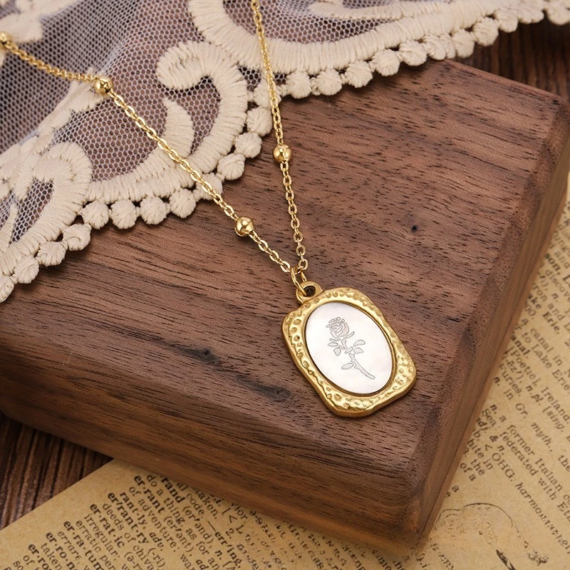 

Stylish gold rose necklace inlaid with white simple flower collarbone chain women's jewelry