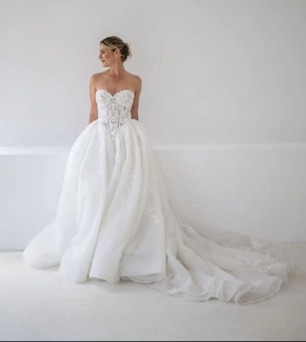 새로운 도착 웨딩 드레스 A 라인 레이스 Strapless 민소매 페르시 맞춤형 신부 가운 Vestidos De Novias