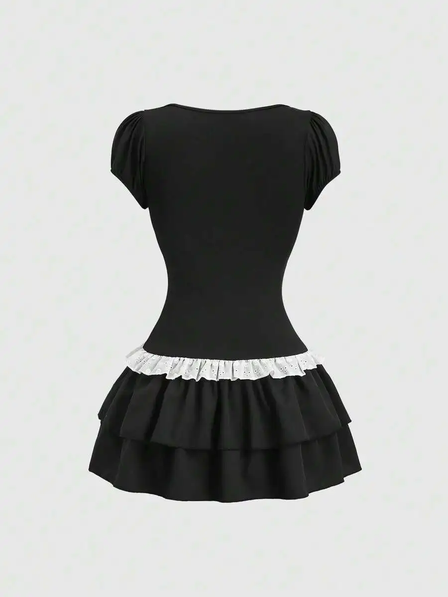 Vestido mini de patchwork en blanco y negro con dobladillo con volantes y manga corta para mujer