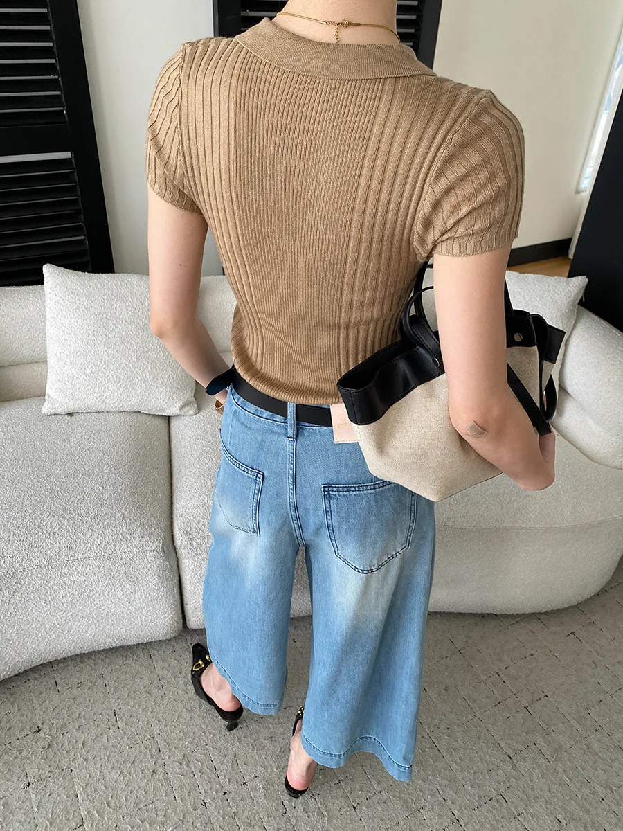 Sommerliche Damenjeans in unifarbenem Design mit hoher Taille, schlank machendem Schnitt und geradem, weitem Bein. – Detail 12