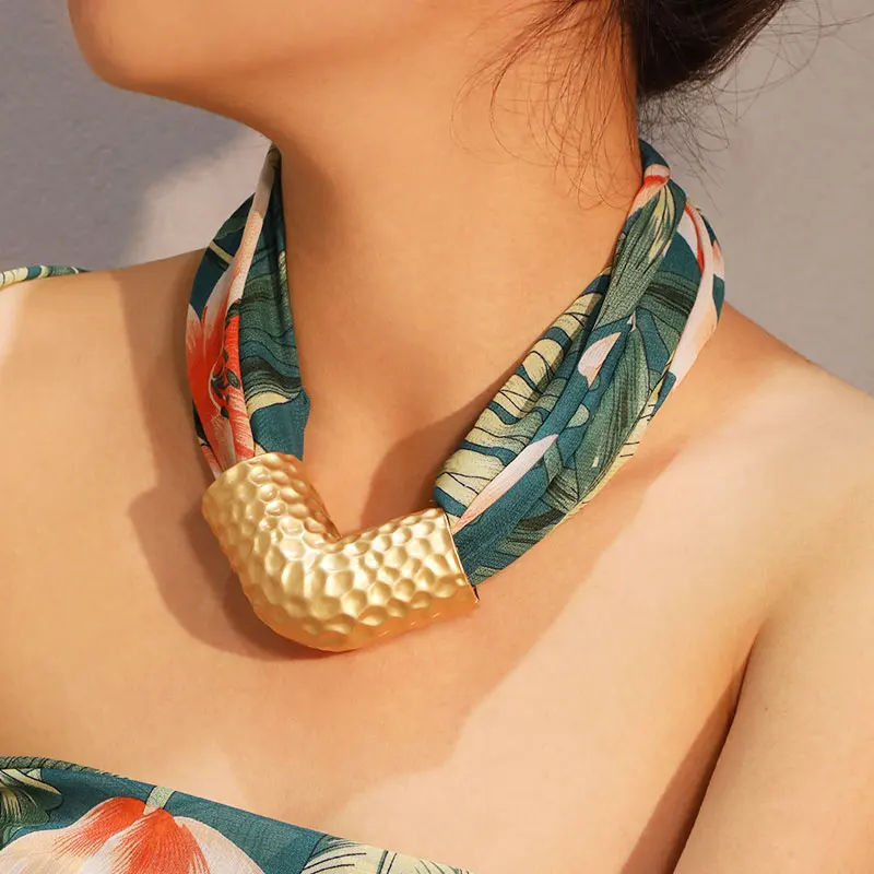 Geometrische Statement-Halskette mit Blumenmuster für Damen und Mädchen, trendiges Hochzeits-Party-Schmuckzubehör