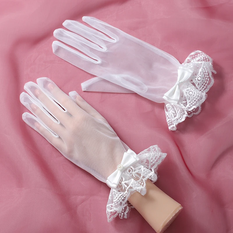 The bride's accessory is a pair of white minimalist split finger gloves suitable for women's wedding parties