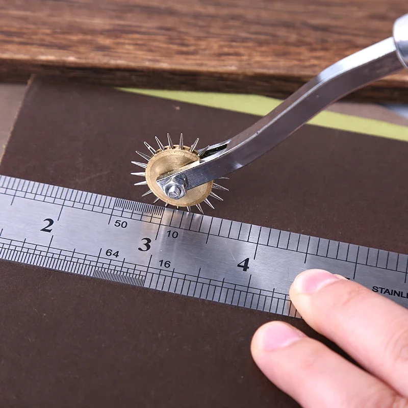 

1PCTracing Wheel Sewing Tool, Needle Point Tracing Wheel, Random Color Tracing Wheel Sewing Tool, Stitching Wheel for Leathercra