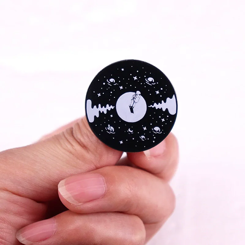 Galaxy Astronaut Enamel Pin Cosmic Stars Record Metal Badge Novelty Brooch for Jewelry Accessory