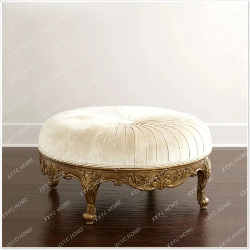 

Круглый табурет из массива дерева с резьбой в неоклассическом стиле. Ретро-табурет для отдыха.