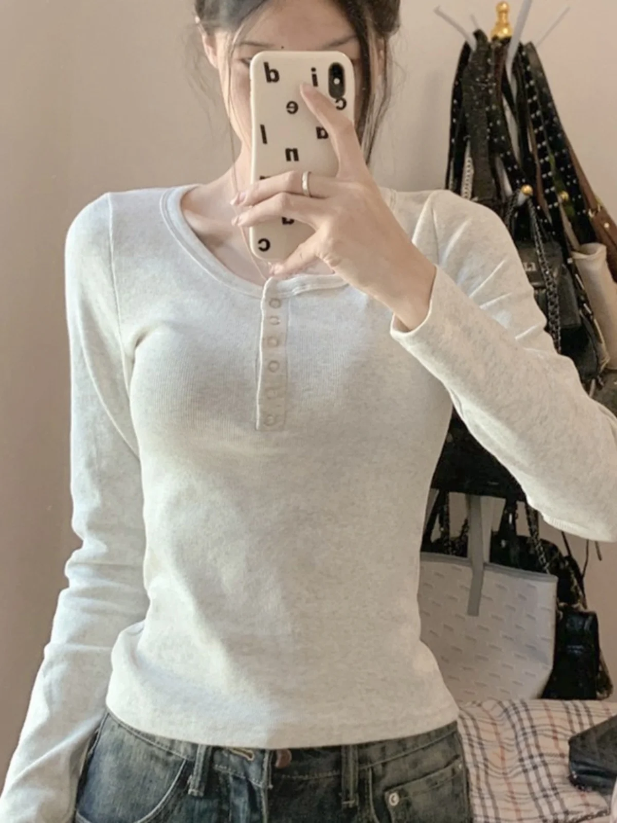 تي شيرت نسائي قصير على الطراز الأمريكي بأكمام طويلة وياقة على شكل حرف U، ضيق ومثير، مناسب لفصل الخريف