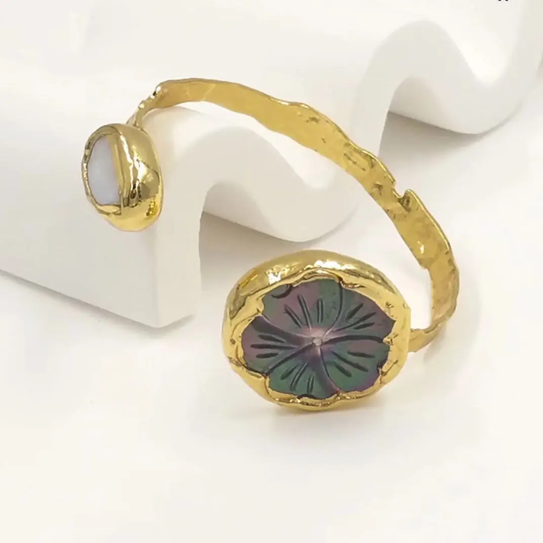 WT-MPB140 Beautiful Women Cuff Bangle Or Armlet Daily Decorative Flower Shell Pendant And Pearl Paved Bracelet Accessory