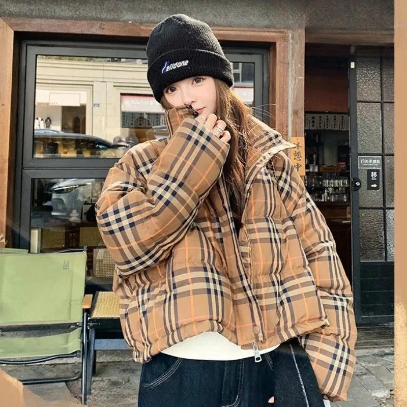 

Женская короткая верхняя одежда с воротником-стойкой, теплое хлопковое пальто, женское зимнее пальто 2025 года, новая толстая модная клетчатая куртка, свободные повседневные парки