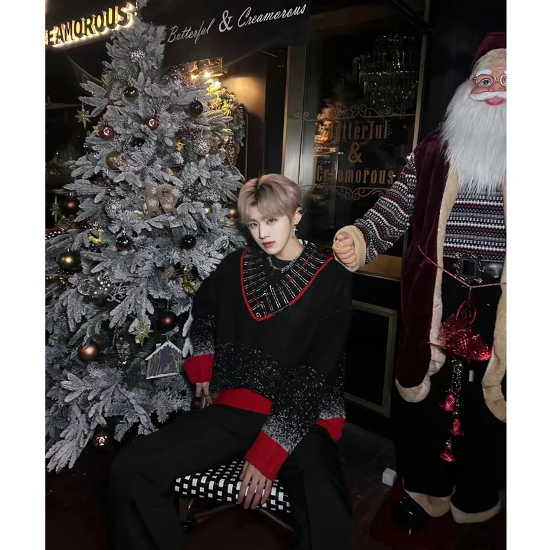 男性のクリスマスの雰囲気ニットVネックプルオーバー、長袖セーター、お祝いの服、トレンディな男性のトップス、対照的な色、冬