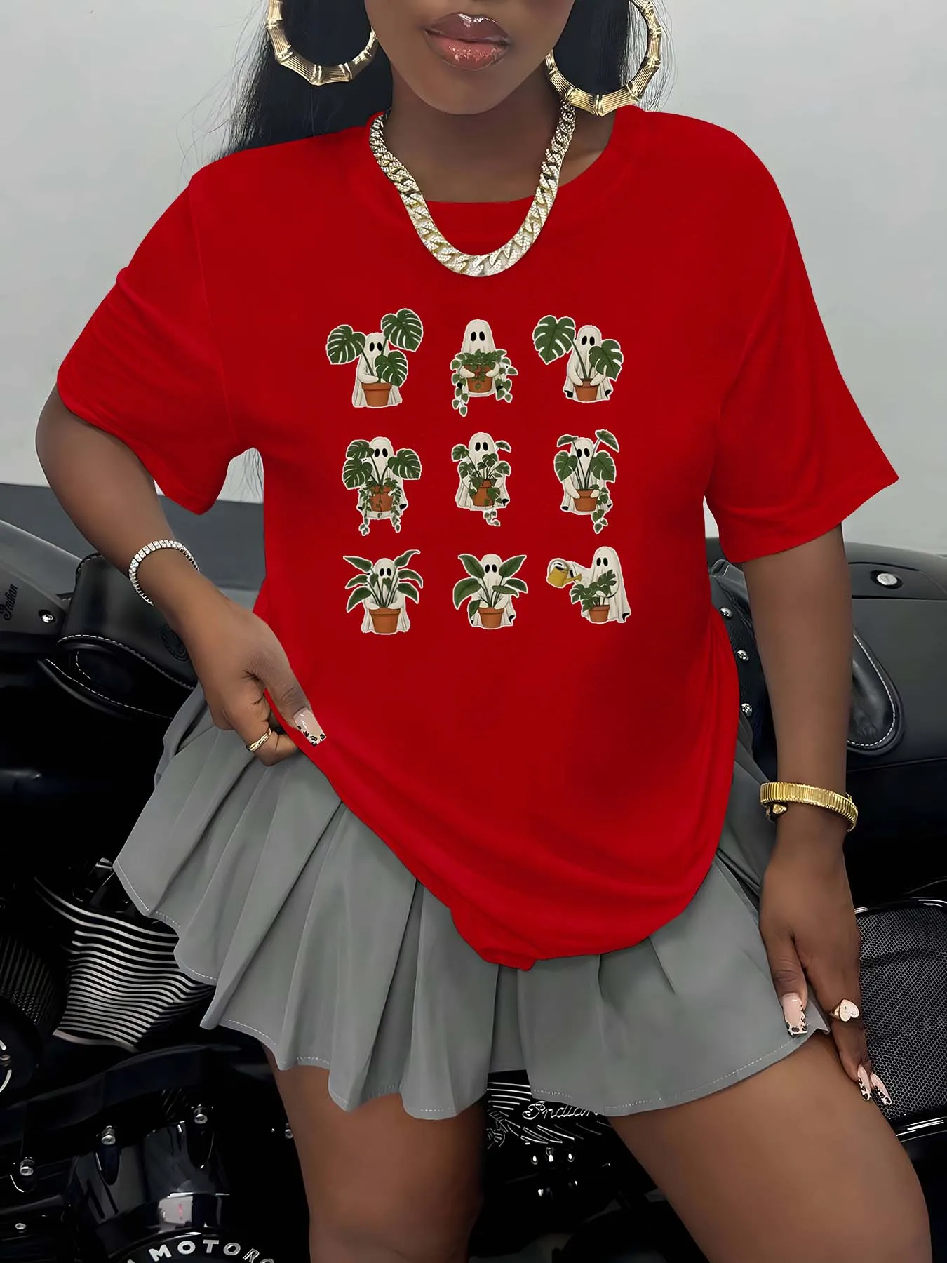 Pezzo di moda taglie forti con adorabili fantasmi che cura di piante in vaso Design che mescola l'estetica festiva divertente e delicata