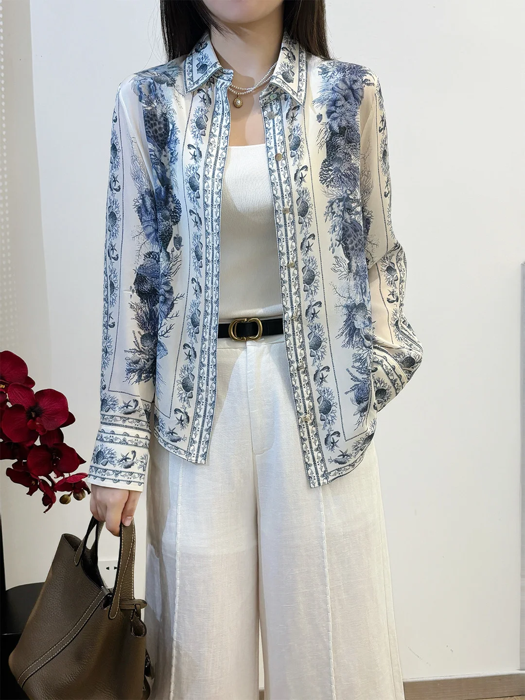 

Элегантная шелковая рубашка с сине-белым фарфоровым принтом для женщин, свободного кроя, с длинными рукавами, в повседневном стиле, модный топ, визуально стройнящий фигуру.