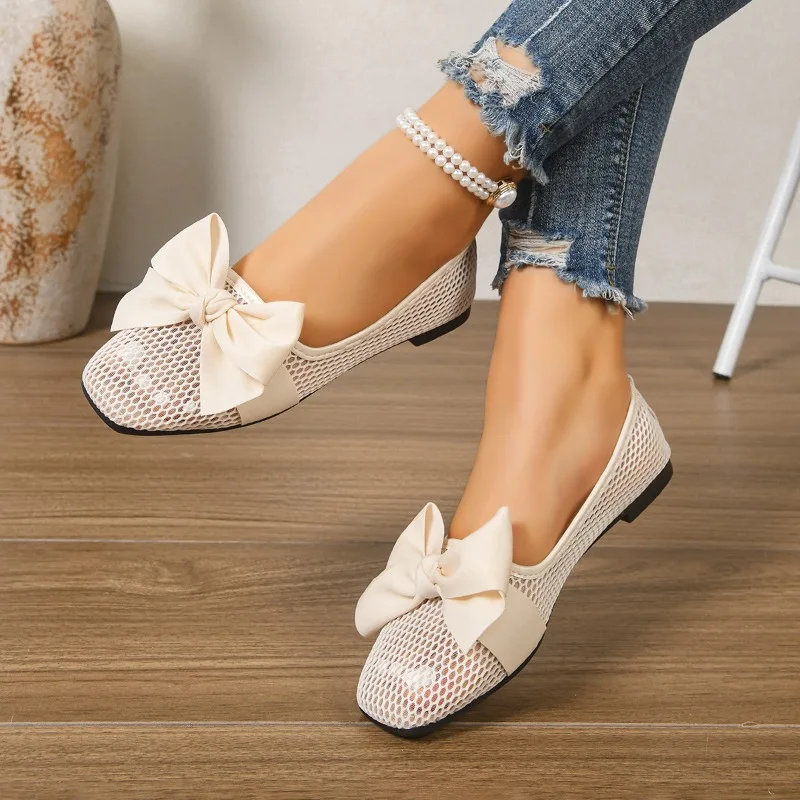 Single Shoe with Good Breathability, One-piece Style, Women's Light-colored Low-cut Spring Outfit, Versatile and Flat Bottom.