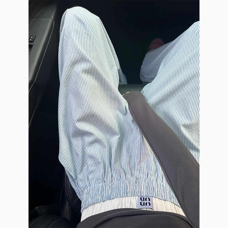 青と白のストライプ柄アイスシルクパンツ-軽量-夏用-ゆったりとした涼風感-薄手-ウォーキングパンツ-トレンドパンツ