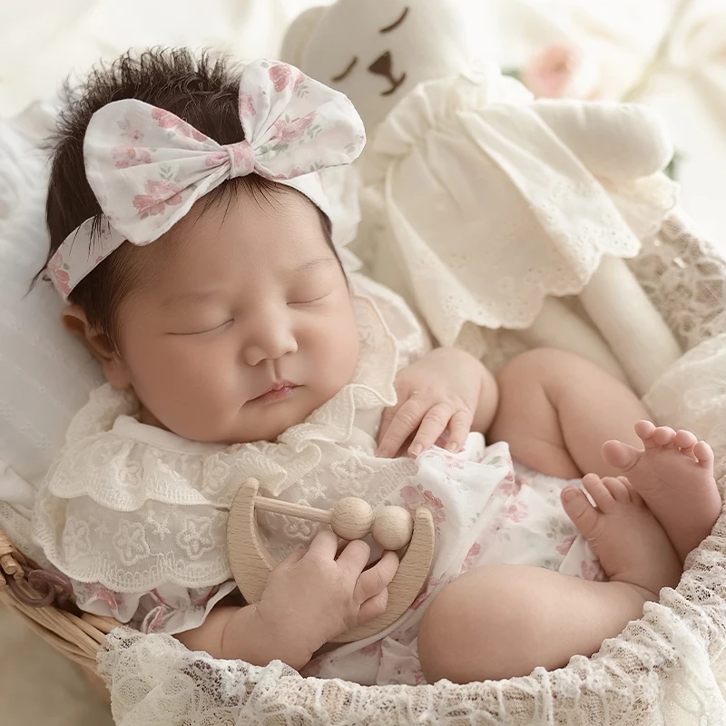 Vintage Floral Baby Outfit Newborn Photography Props Lace Ruffle Bonnet Floral Romper Wooden Rattle Baby Shoes Photo Accessories