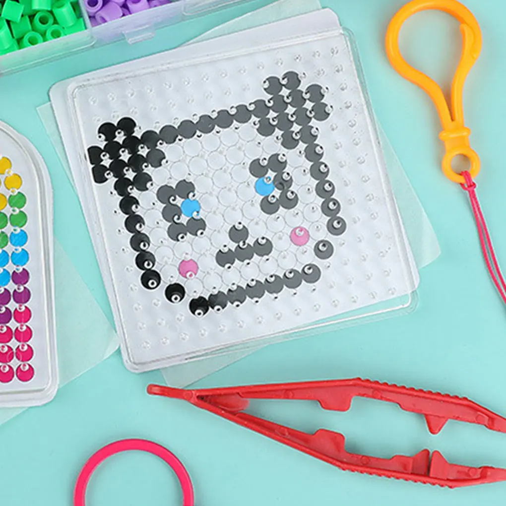 Ręcznie robiony zestaw zabawek z koralików Hama w jaskrawych kolorach dla dzieci, do samodzielnego wykonania i przyjazny dla środowiska. Kolory to 24 kolory.