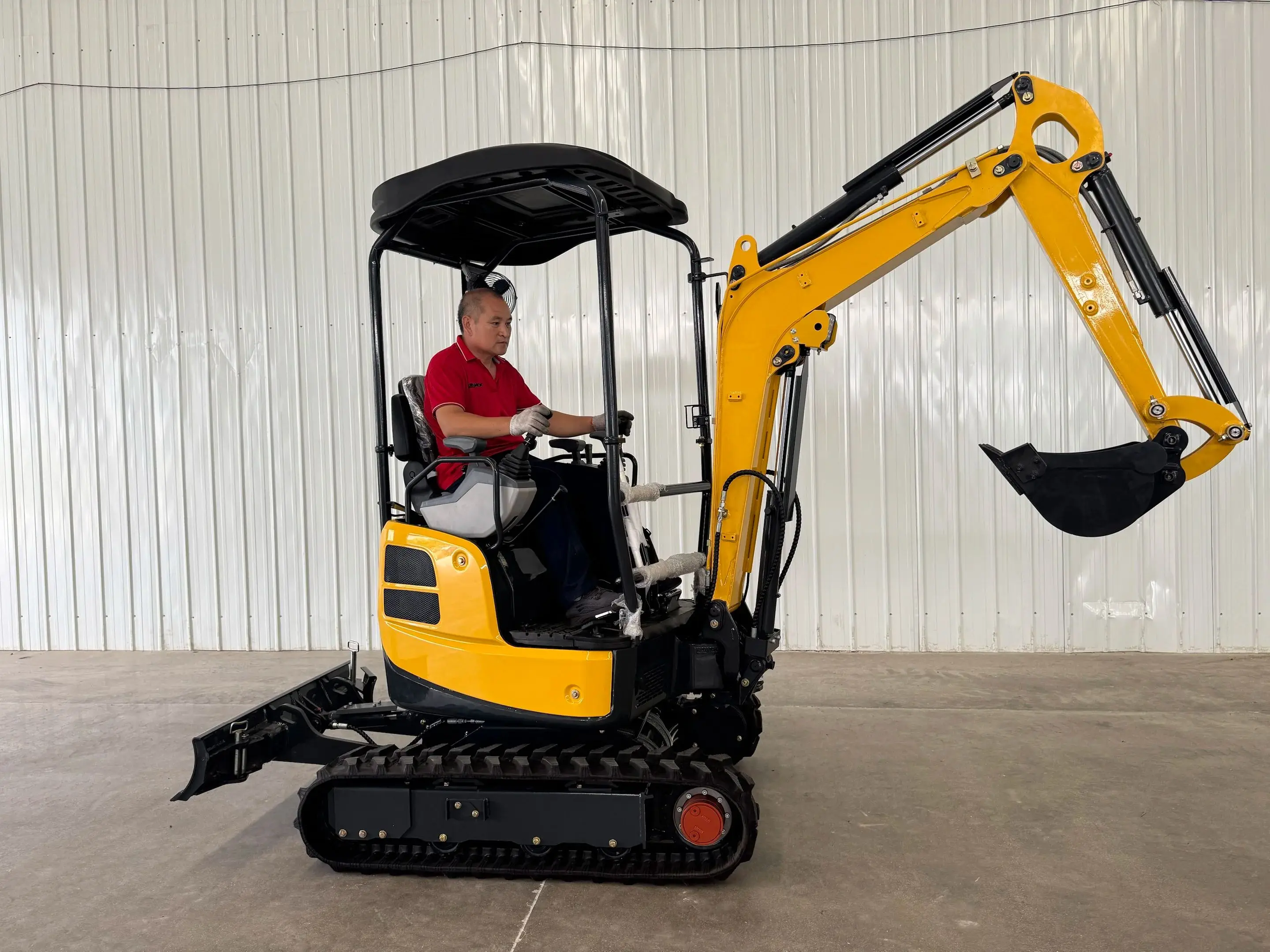 حفارة مزرعة صغيرة معتمدة من CE بطول 1.8 طن متينة وفعالة للوقود ومجهزة بنظام هيدروليكي ذو ذراع قياسي