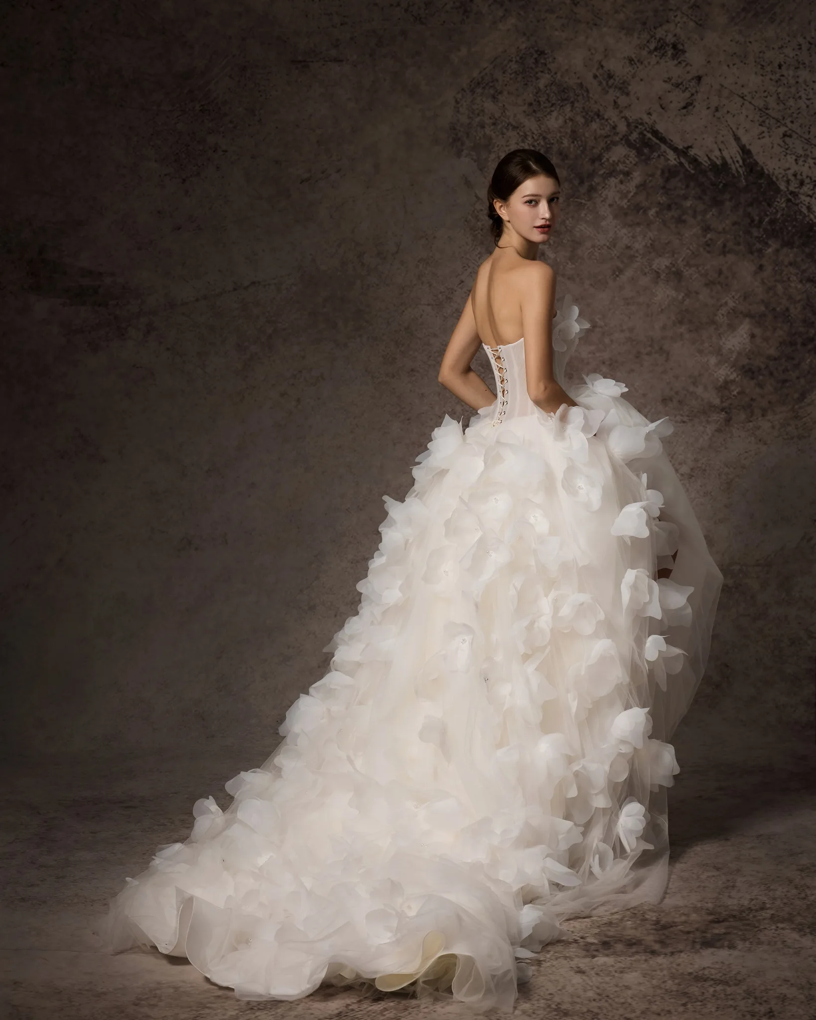 Vestido de noiva de tule branco de sonho com ilusão sem alças vestido de festa de noiva linha A com renda de 3 camadas e vestido formal de tule floral 3D