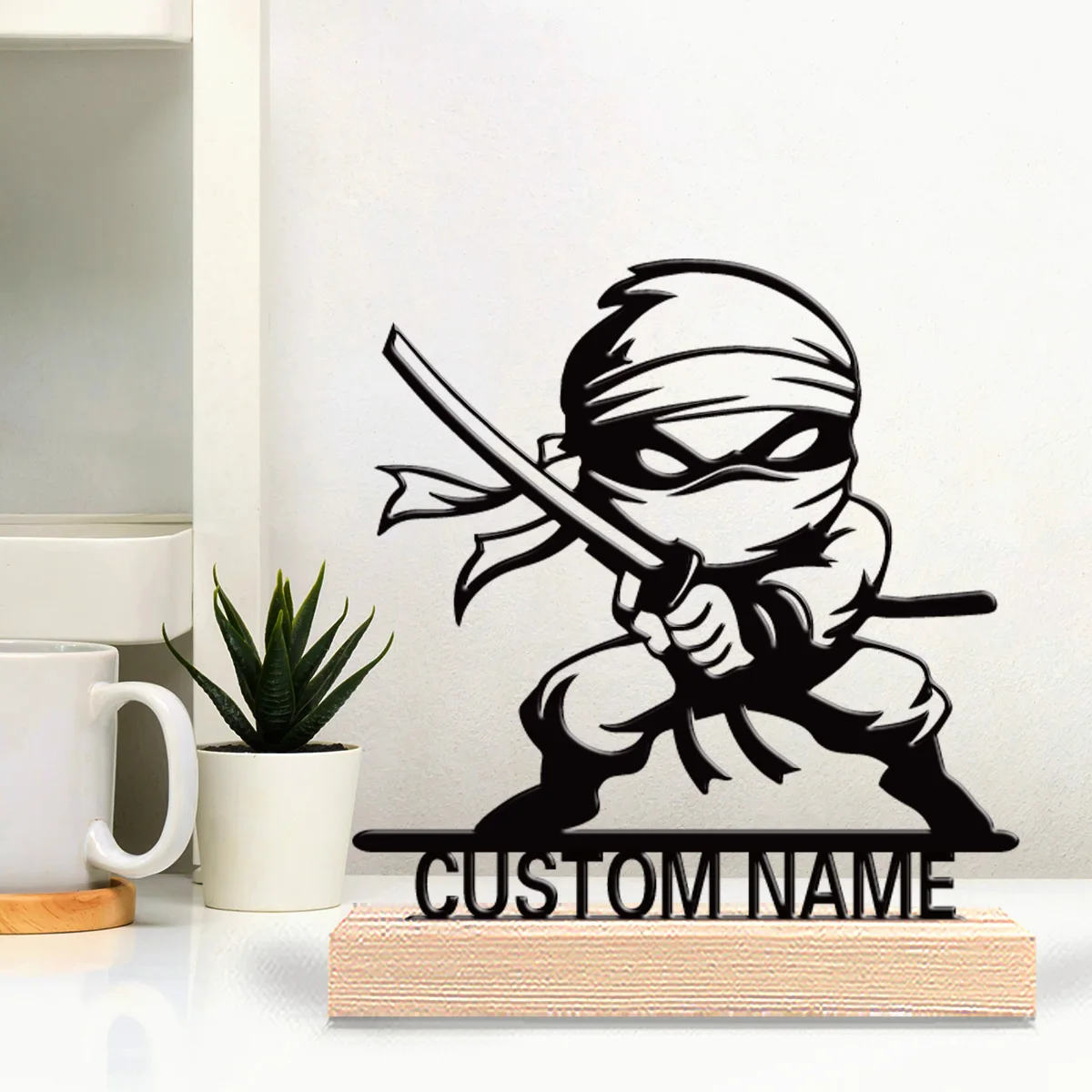 1 pièce Statue en métal moderne Ninja personnalisée avec lettres, Ornement d'art artisanal avec base en bois, Sculpture métallique avec base en bois pour table de chambre