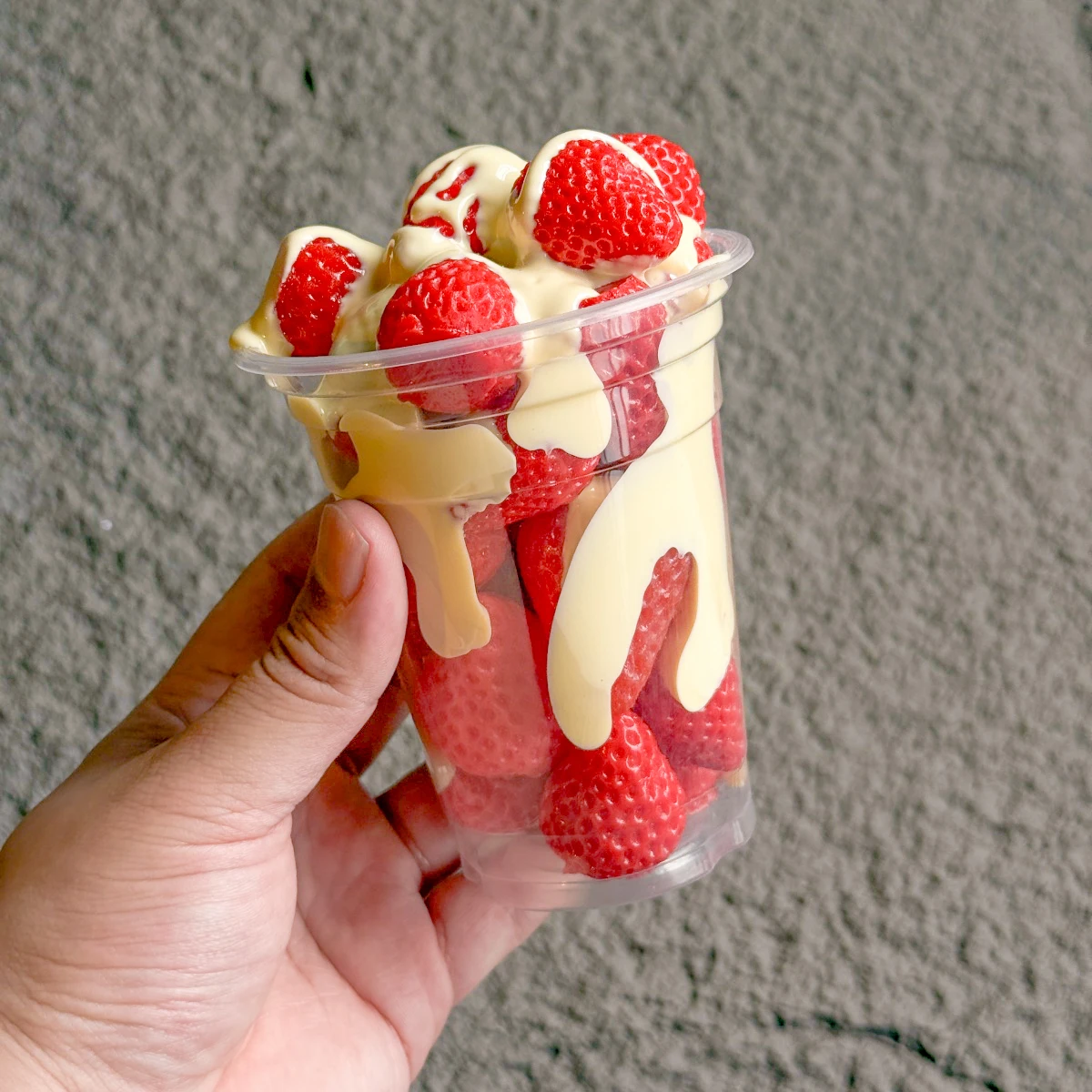 Рождественская поддельная клубничная десертная чашка - реалистичная имитация еды, декор рождественской елки, подарок на праздничную вечеринку, реквизит для фотосъемки