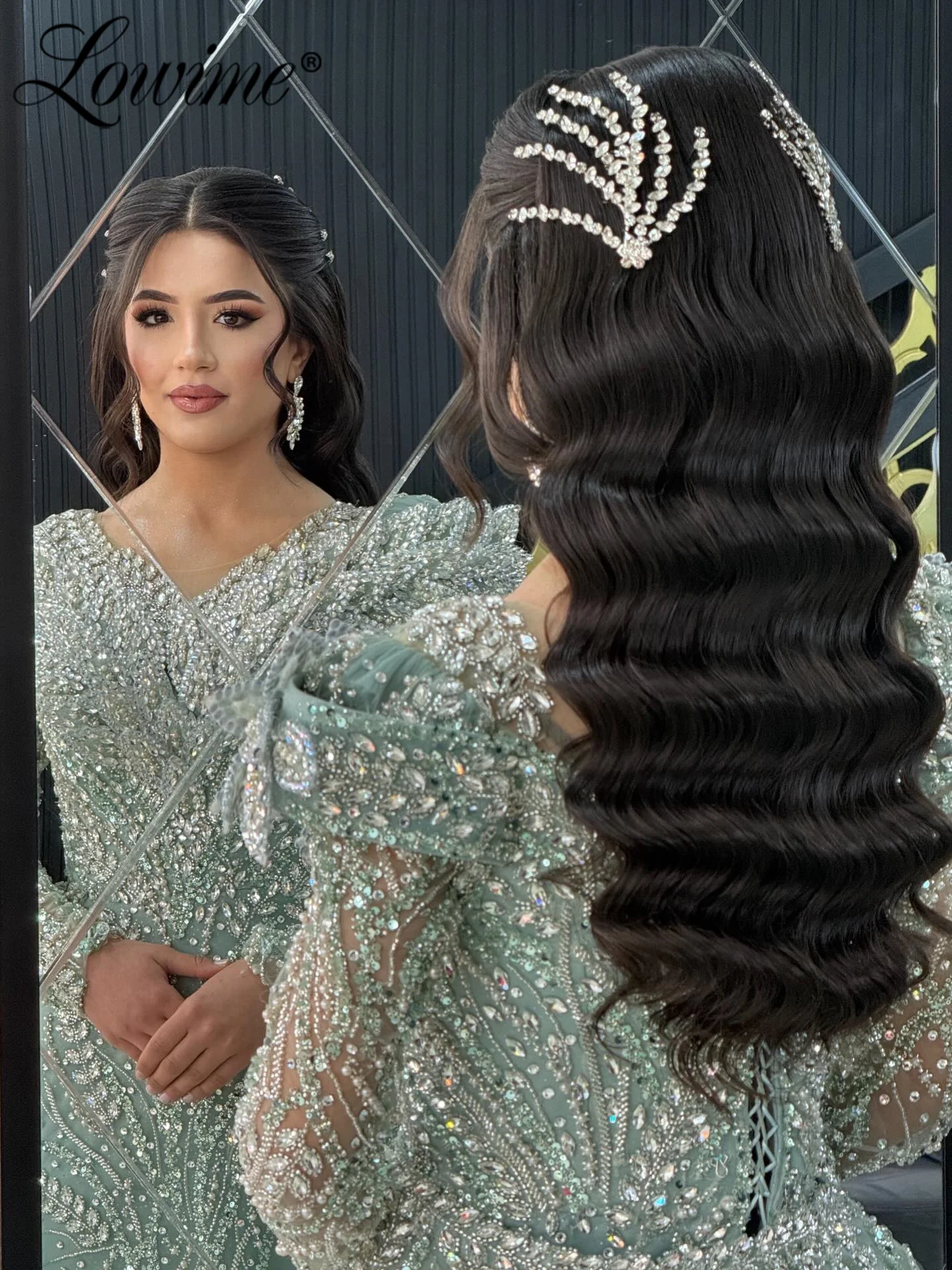 

Вечернее женское платье цвета шалфейной зелени с отстегивающимся накидным подъюбником, длинными рукавами, расшитое бисером и блестящими кристаллами, фасон «русалка», для выпускного вечера и торжественных мероприятий