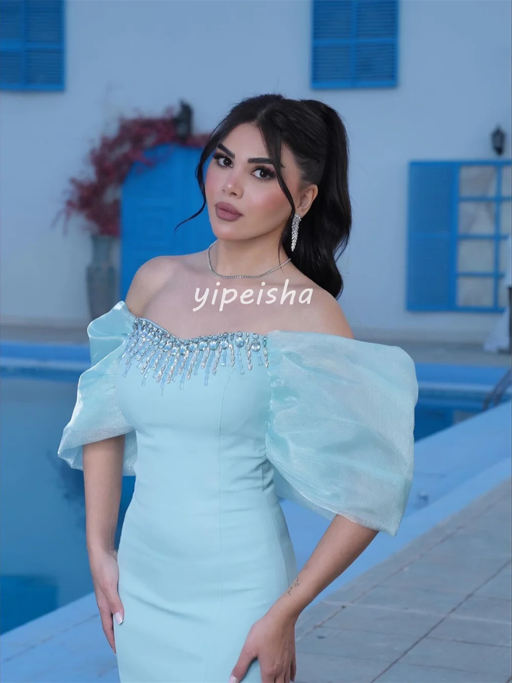 Sukienki wieczorowe w stylu syreny z plisami jersey, zdobione dżetami, z odkrytymi ramionami, w nowoczesnym, wyrafinowanym stylu, dostępne różne rozmiary.