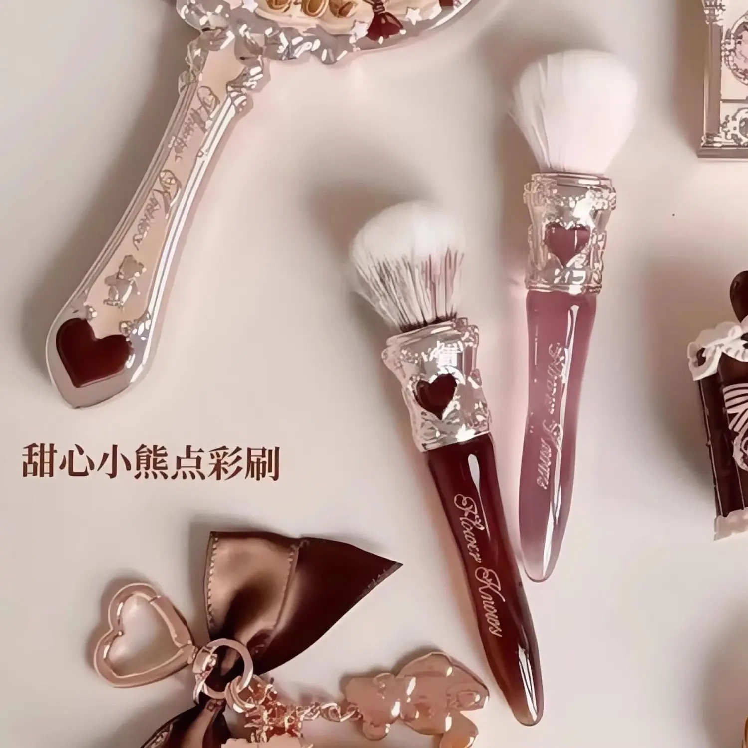 pinceau-de-maquillage-naturel-a-tete-ronde-de-la-serie-flower-knowledge-sweetheart-bear-pour-appliquer-la-poudre-uniformement-et-estomper-les-imperfections