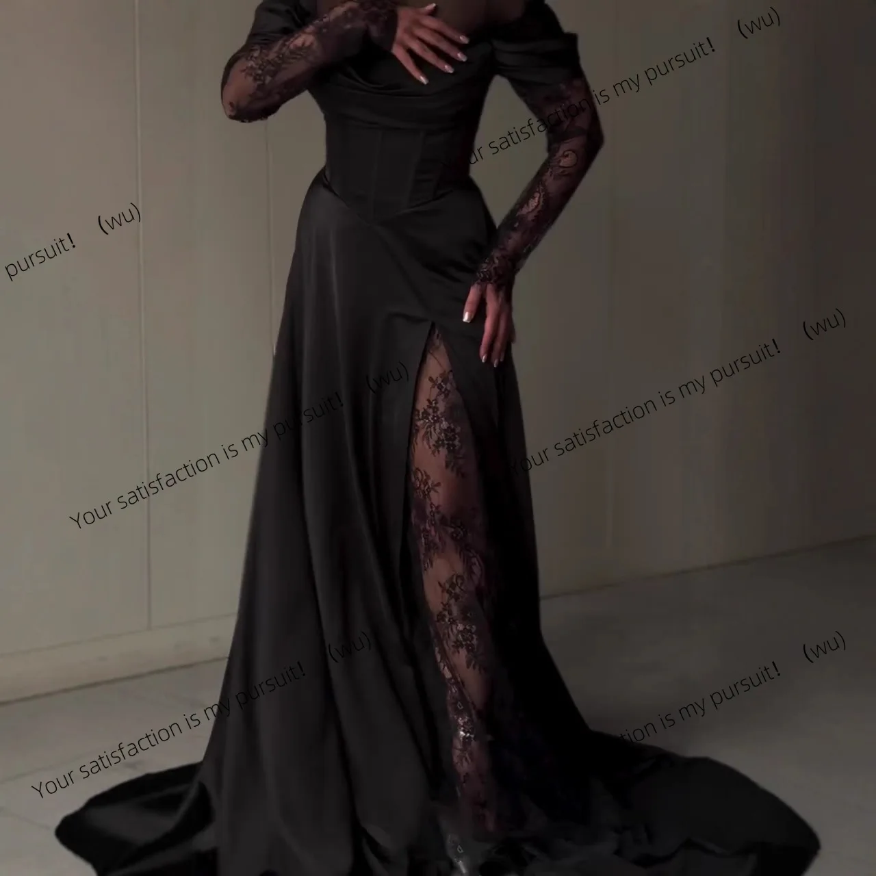 

Женское кружевное черное платье с длинными рукавами и разрезом на талии