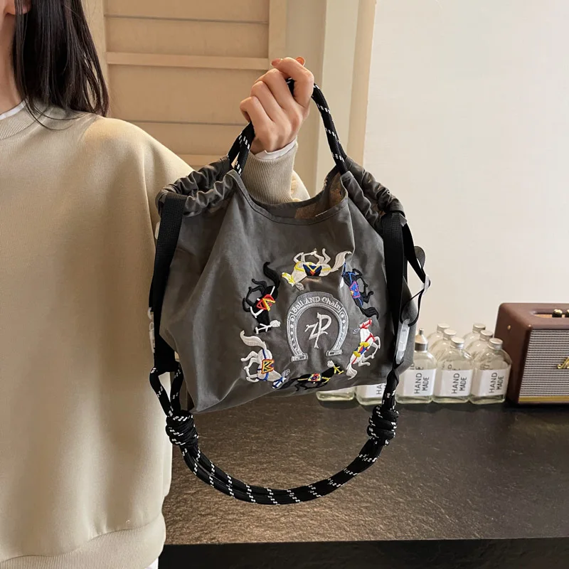 2025 صيف جديد سعة كبيرة التنقل حمل حقيبة المرأة حقيبة النمط الغربي المطرزة المحمولة دلو حقيبة الكتف Crossbody B