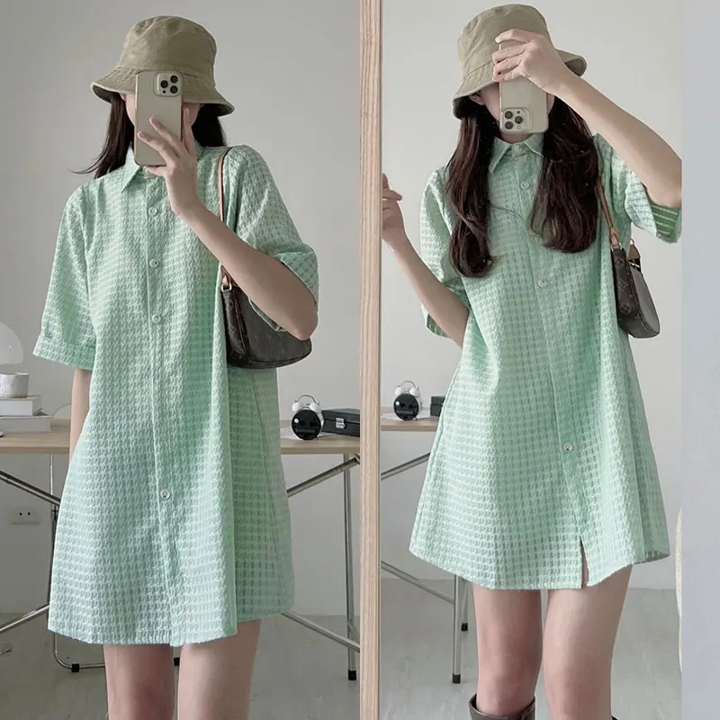 فستان قميص نسائي صيفي أنيق، ياقة مقلوبة لطيفة، زر واحد، تصميم مجوف محبوك، كم قصير، خصر عالي، طراز كوري