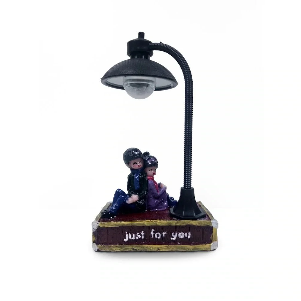 Dear gingillo seduto sotto il vero lampione a Led