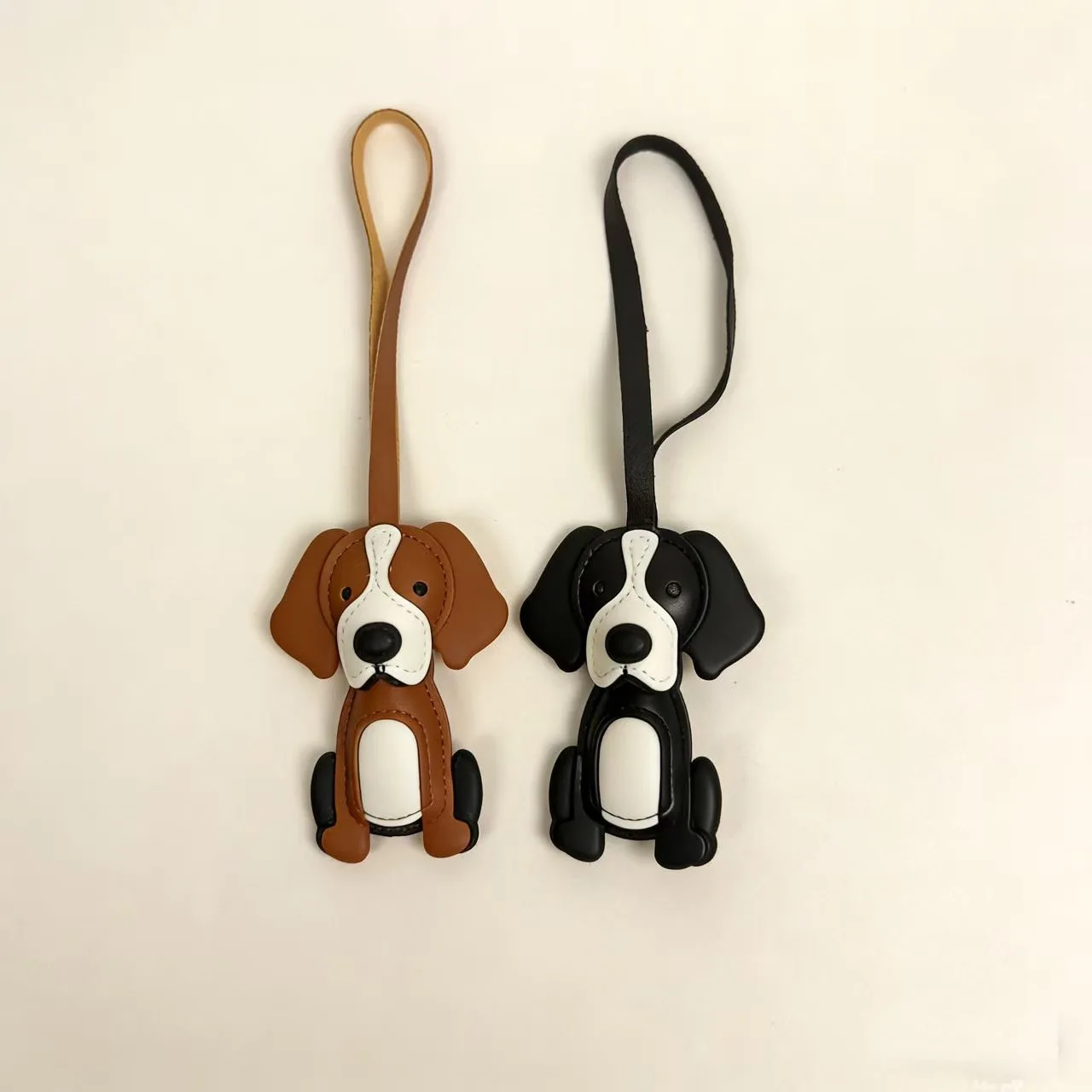 Lindo llavero con dije de cachorro, con un diseño de Border Collie hecho de cuero, perfecto para llaves de coche, bolsos o como accesorio general.