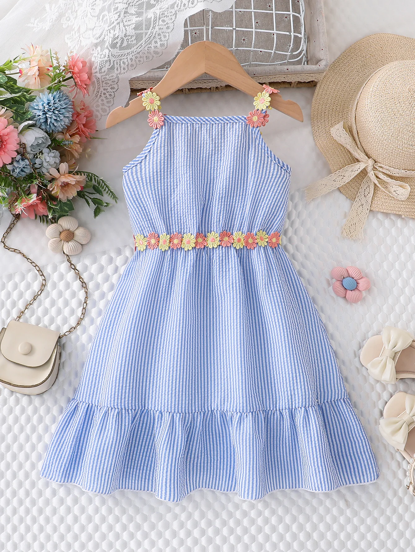 1-Piece Summer Thin Dress for Girls, Children's Comfortable and Simple Dress with 3D Flower Decoration, Square Neck, Sleeveless One-Piece Dress, Cute and Ladylike Style, Strapless Straight Pleated Versatile Dress, Youthful and Sweet Vacation Style Outfit for Girls Aged 4-5-6-7-8 Years, Suitable for Outdoor Activities, Casual Wear, Parties, Holiday Gifts