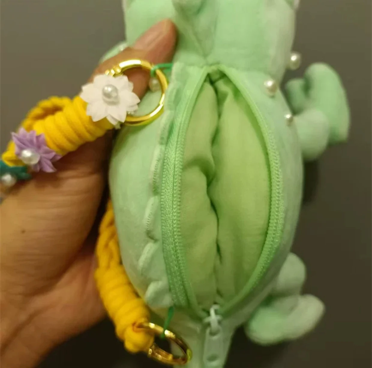 Disney Pearl Pascal Rapunzel Camaleón muñeca bolso cruzado Cartera de felpa