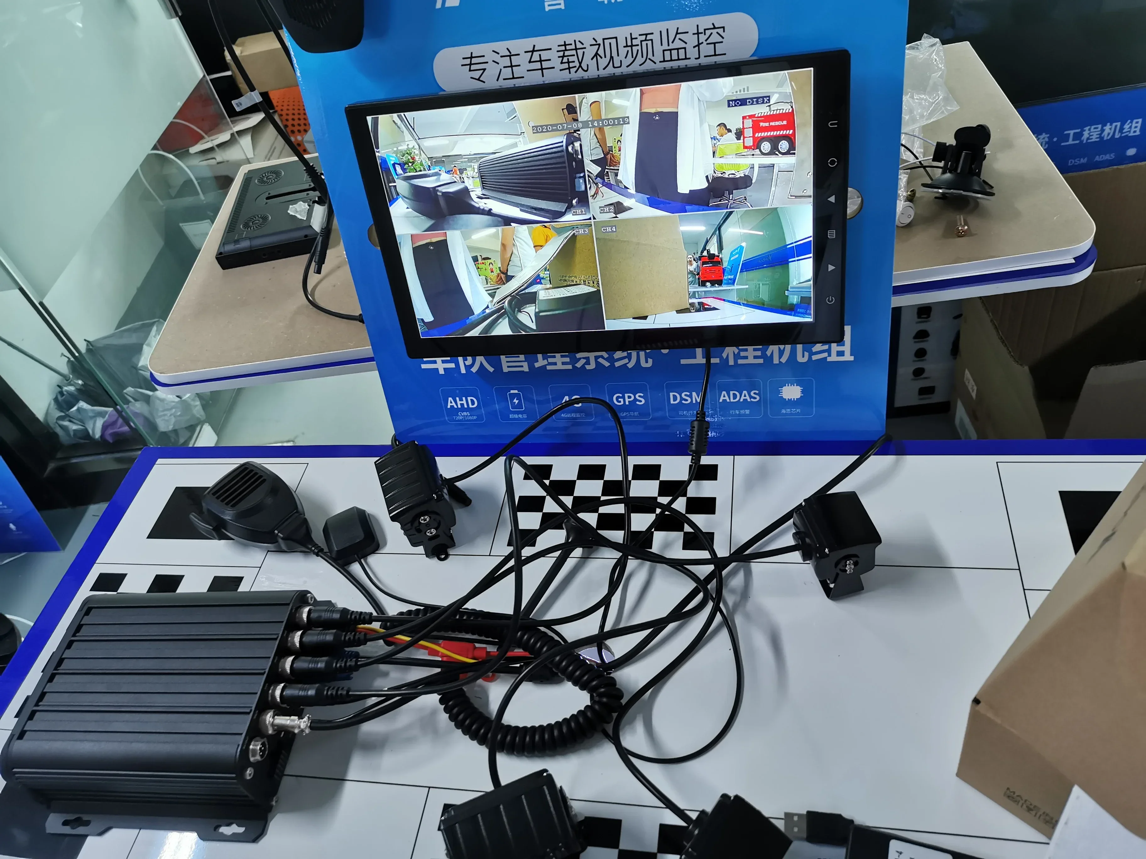 H.264 4CH Entrada de audio y vídeo 1080P Grabador de video en tiempo real Auto Taxi Bus DVR móvil AHD MDVR 4CH Kit