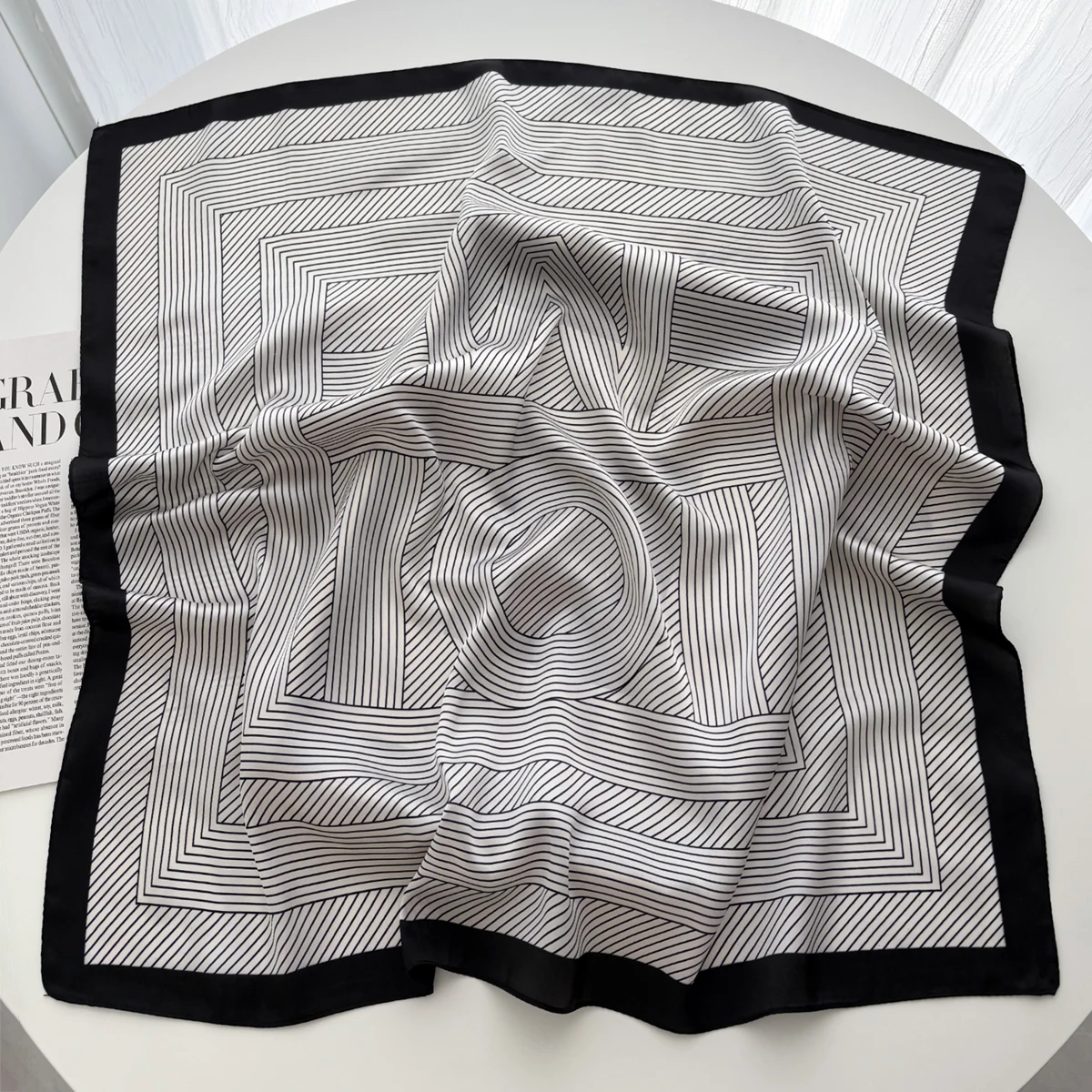 フラワープリントスクエアスカーフエレガントな薄型通気性装飾ネックスカーフ防風スカーフ女性のための