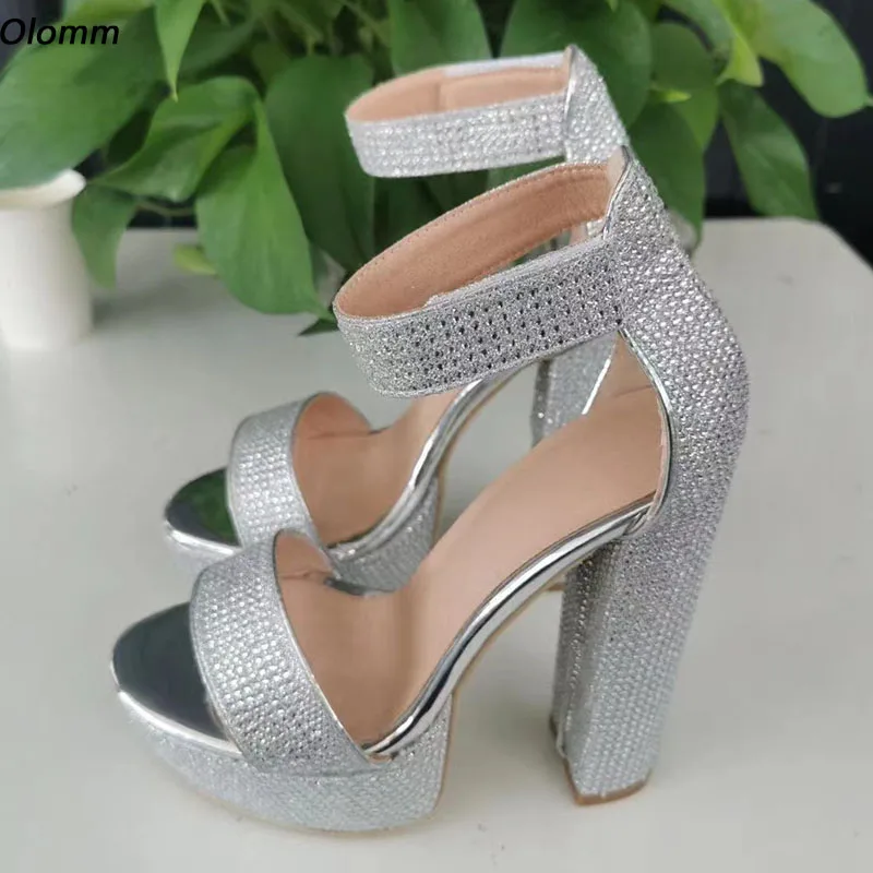 

Olomm модные женские летние сандалии из блестящего материала на блочном каблуке с круглым носком, великолепная серебряная женская обувь для ночного клуба, размер США 5-20