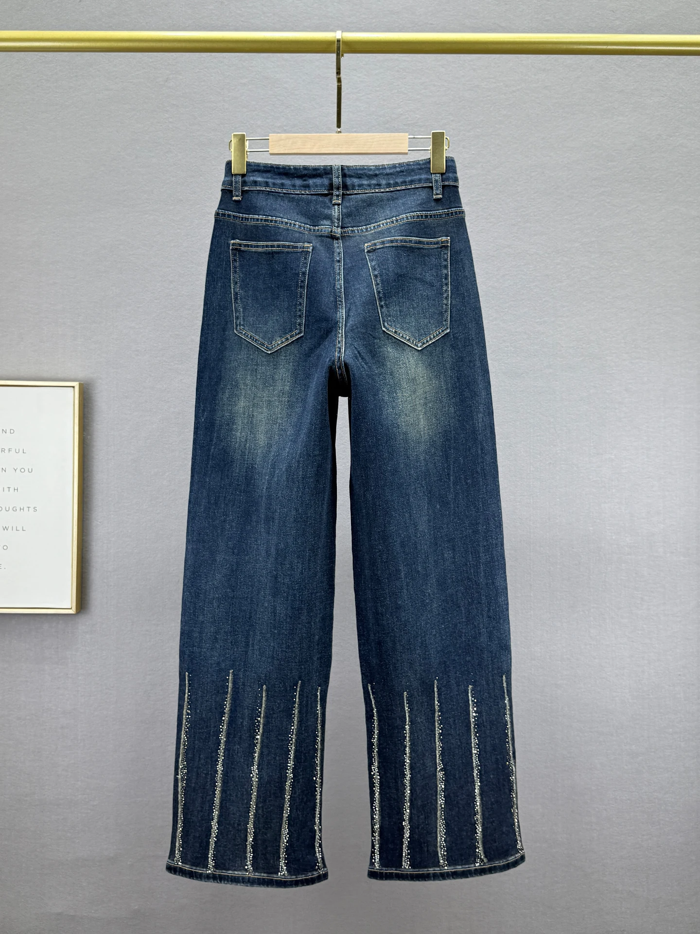 กางเกงยีนส์ประดับเพชรสำหรับผู้หญิง คอลเลคชั่นฤดูใบไม้ร่วง 2025 กางเกงทรงตรงเอวสูงทรงหลวมช่วยพรางหุ่น สไตล์ยุโรป กางเกงขายาวทรงยาวตามเทรนด์