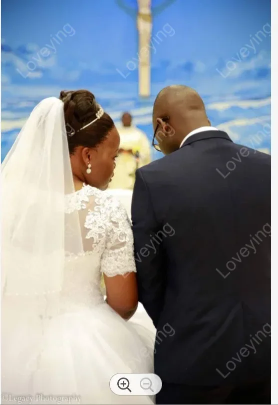 Maßgeschneiderte beliebte Plus Size Spitzenapplikationen schwarze Frau Brautkleider Sweep Zug kurze Ärmel Ballkleid Brautkleid für Brid