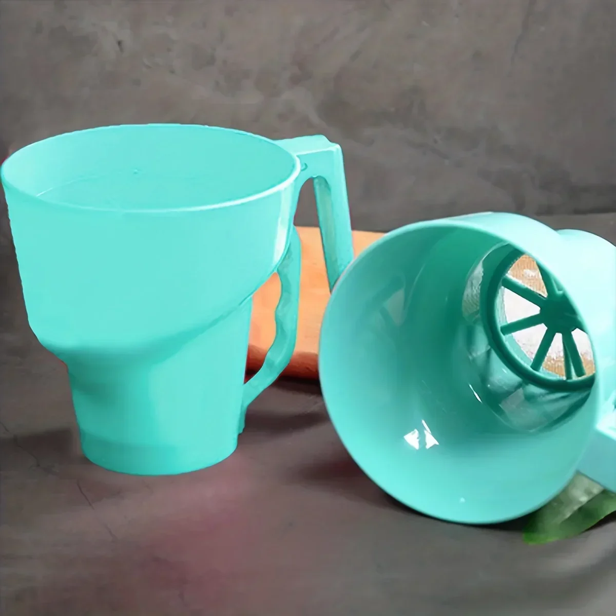 

1pc-Kitchen accessories Cup type semi-automatic filter screen Baking tool handheld powder screen