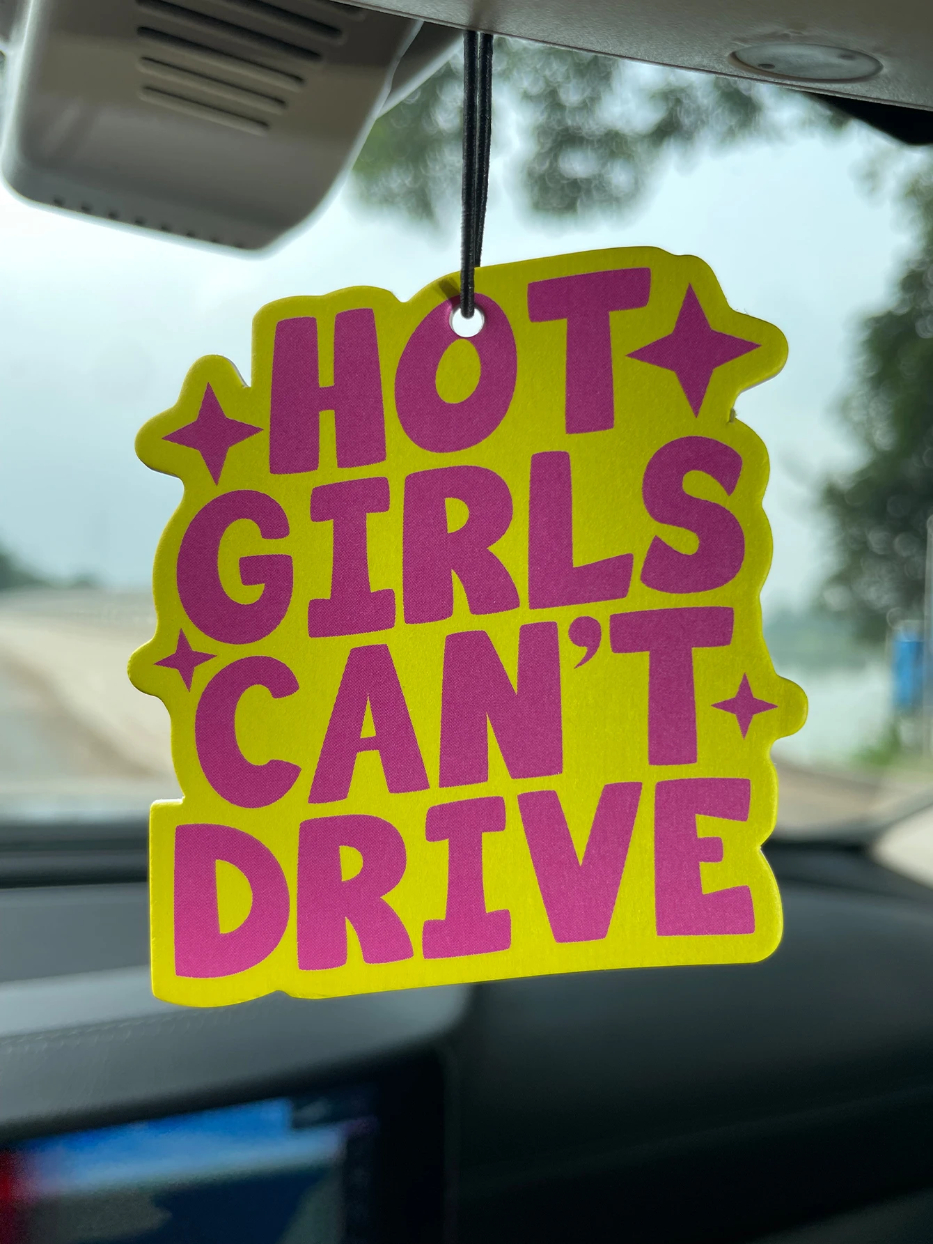 Car Accessories Juicy Couture - パターン/フリージアフレッシュセント五つ星ニュートラルカーパフューム＆無毒エアフレッシュナー | 天然エッセンシャルオイルとアロマセラピーセントタブレット（ノロイリ/グレープフルーツ/シダー） | 吊り下げ式でベントクリップ付きの両用タイプ |
