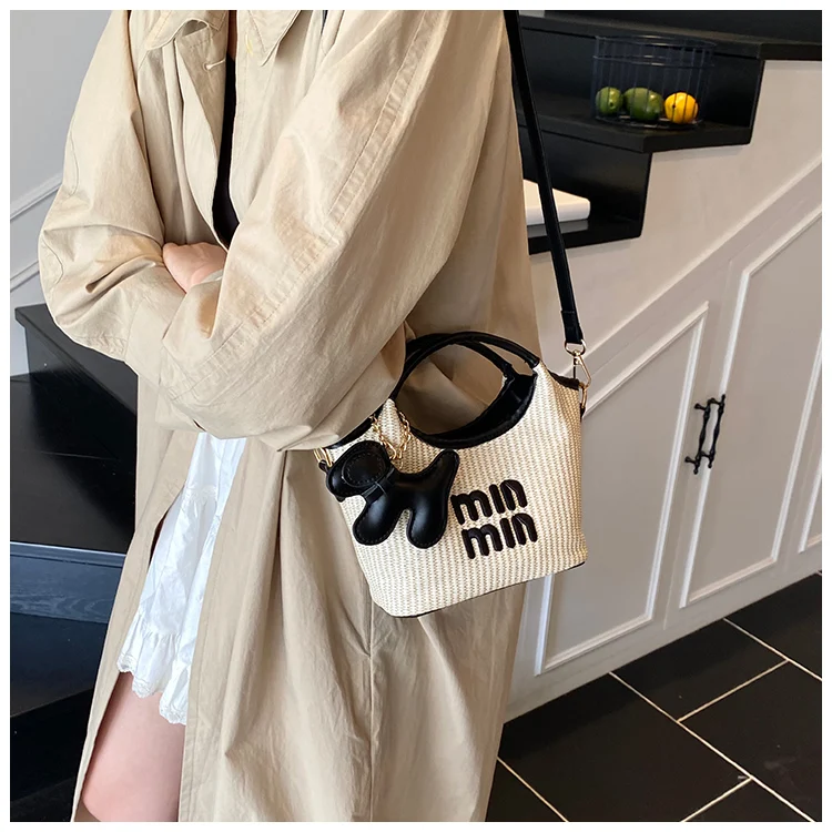 Minimalist Vintage Messenger Handbag for Women with Large Capacity Trendy Solid Color and High-End Designer Detail