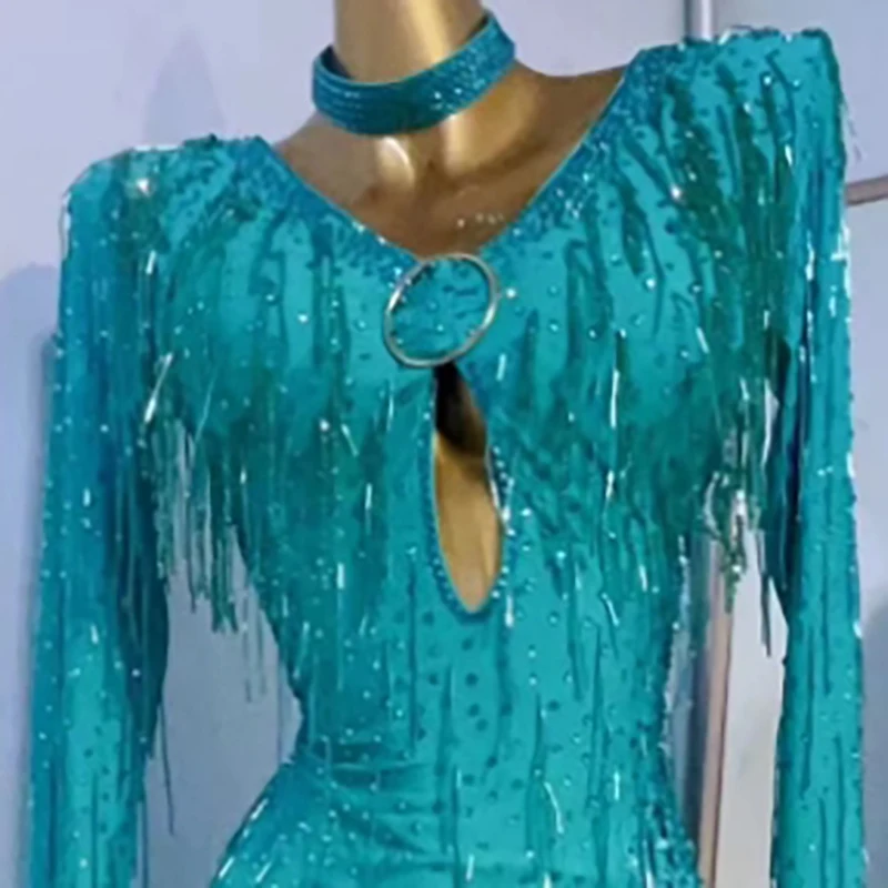 Lateinamerikanisches Tanzkostüm mit Strasssteinen, Hochwertiges Maßgeschneidertes Kleid mit Kleinen Runden Perlen und Quasten für Samba-Aufführungen