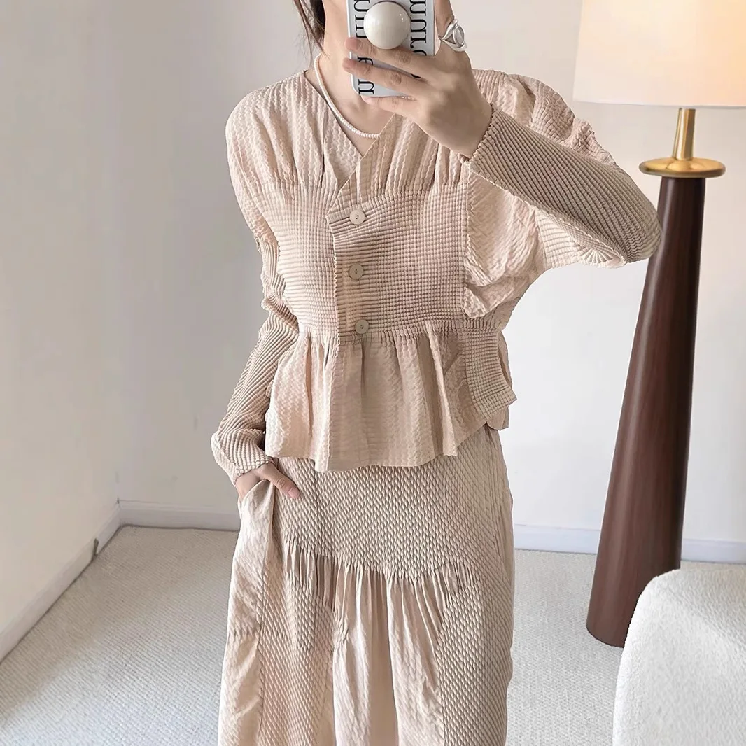 2025 Top estivo a maniche lunghe con scollo a V + gonna bustier in vita elastica Miyake Set da due pezzi da donna a pieghe chic dal design di alta qualità